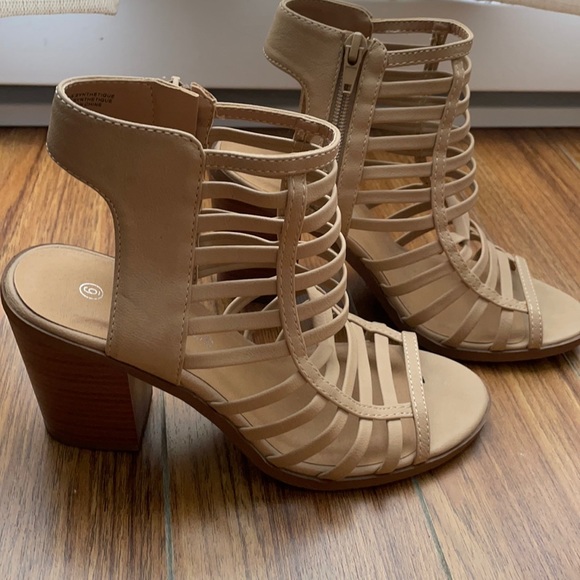 Tan heels - Picture 1 of 5